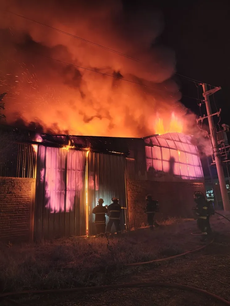 Comodoro: voraz incendio en el Barrio Industrial