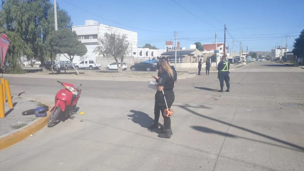 Accidente en av. Constituyentes: un lesionado en colisión entre auto y motocicleta