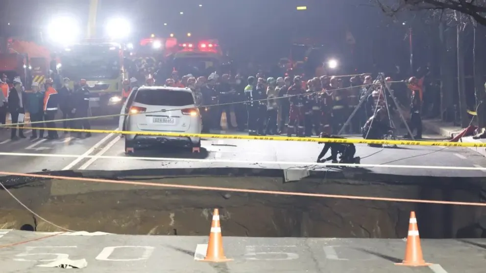 Así fue la caída de un motociclista a un agujero gigante en Seúl: fue hallado sin vida tras 17 horas de búsqueda