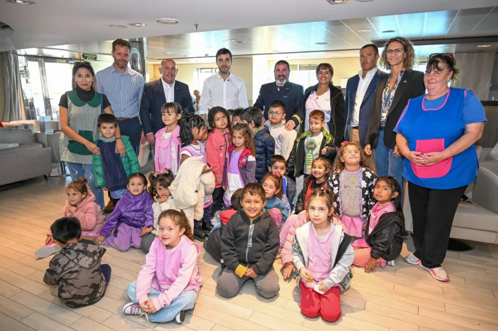 Torres recorrió el Muelle Luis Piedra Buena junto a alumnos de nivel inicial y anticipó el cierre de una exitosa temporada de cruceros