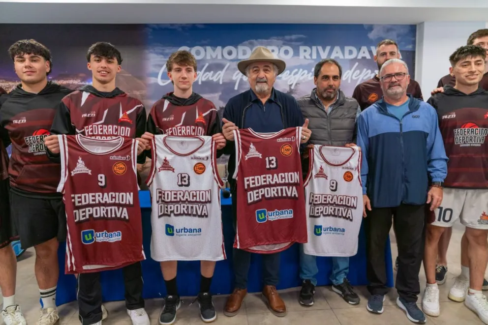 Othar acompañó la presentación oficial del equipo de la Asociación La Fede para una nueva temporada de la Liga Federal de Básquet