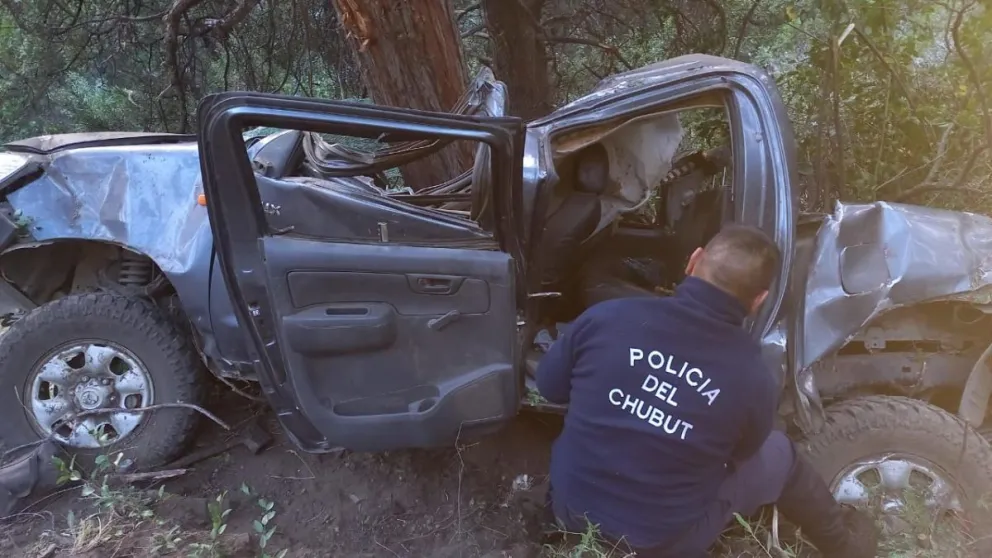 Cayeron 30 metros por un barranco // Foto de la Policía del Chubut.