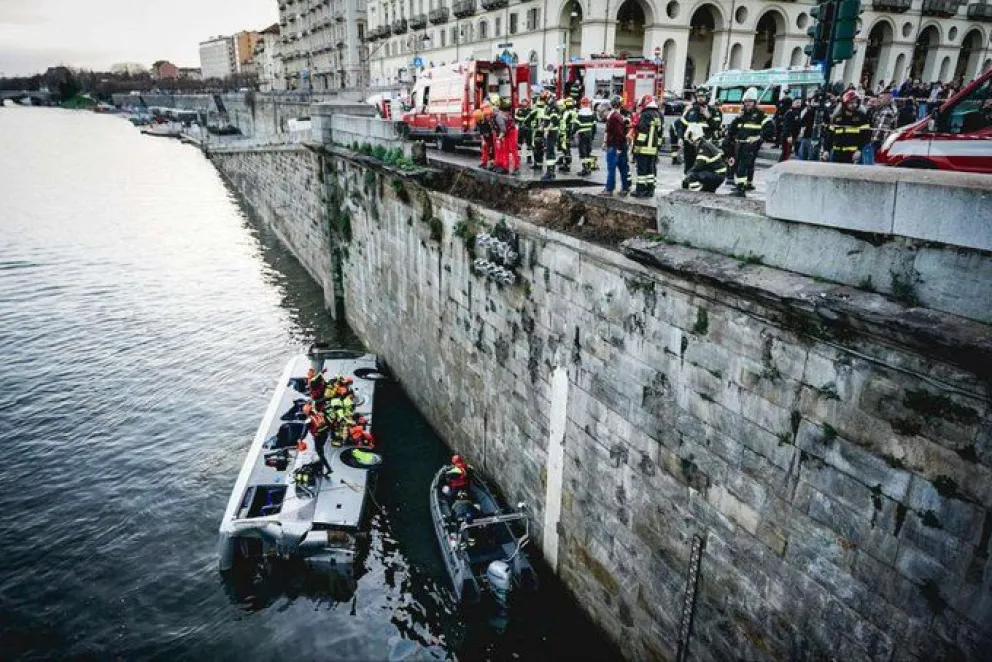 Trágico accidente en Italia: un colectivo turístico cayó al río Po y murió el conductor