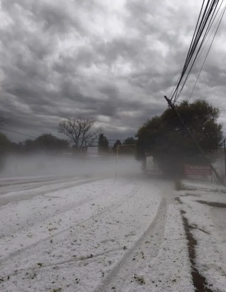 Tormenta en Rosario: calles cubiertas de granizo como una "falsa nevada"