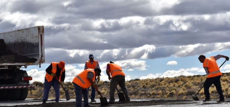 Vialidad Nacional realiza trabajos de bacheo en la Ruta 40 | Diario Crónica