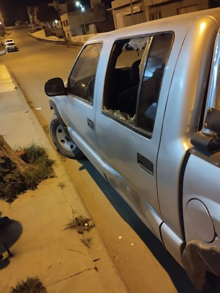 Vecinos detienen a un hombre tras destrozar el vidrio de una camioneta en plena calle
