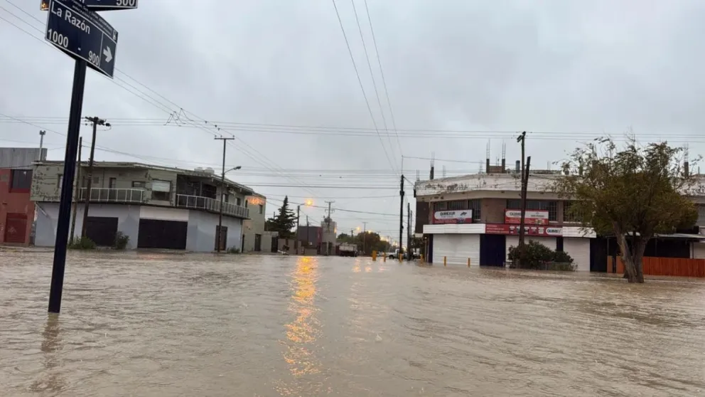 Las fuertes lluvias  azotaron Comodoro: calles anegadas y barrios inundados