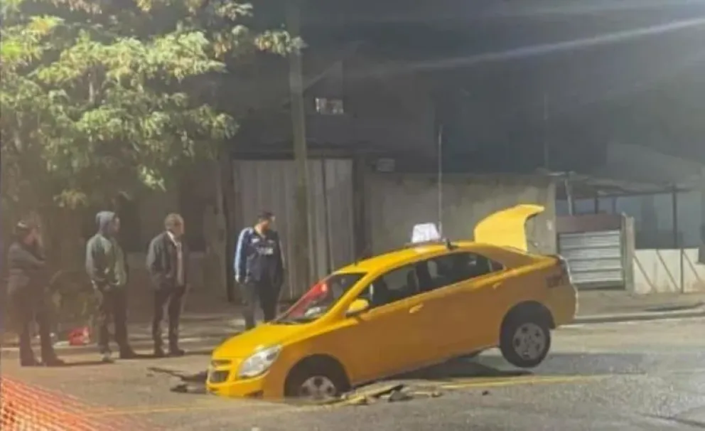 Un taxi y un peatón cayeron en un pozo tras la rotura de un caño en Neuquén