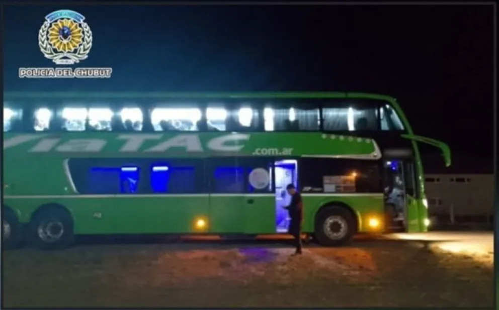 Fumaba marihuana en el baño del colectivo y transportaba municiones