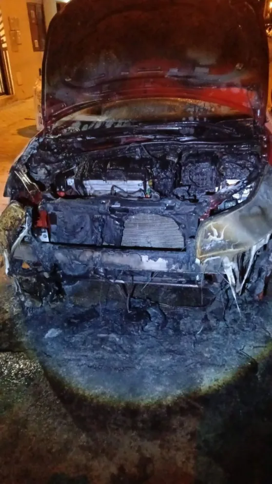 Incendio sospechoso en un vehículo: hallan bidón plástico en la escena