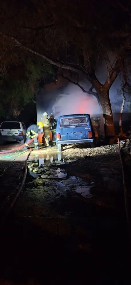 Asado descuidado desata incendio en vivienda: bomberos evitaron una tragedia