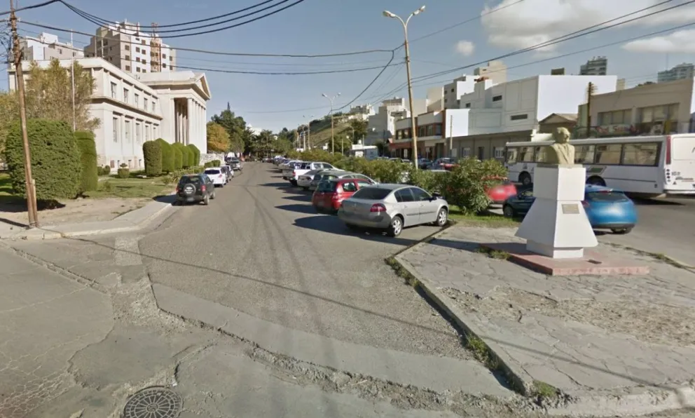 Corte de calzada por tareas de saneamiento sobre la calle que se utiliza como estacionamiento de los tribunales