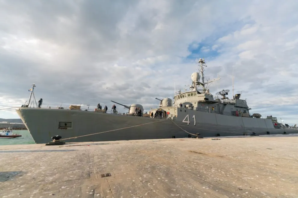 La Corbeta ARA Espora arribó al puerto de Comodoro y fue recibida por funcionarios municipales 
