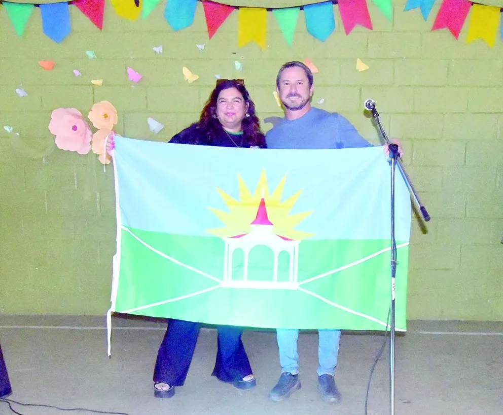 La Escuela 724 "Arturo Umberto Illia" cumplió 38 años y el intendente le entregó una bandera de Trelew