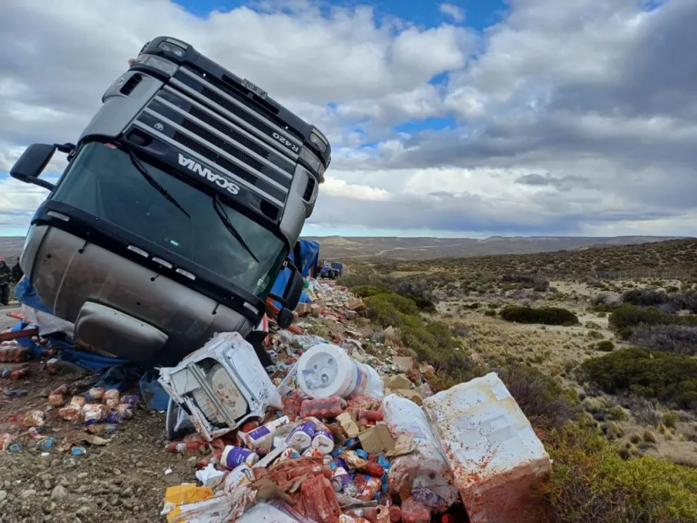 Impactante vuelco de un camión que transportaba alimentos en la Ruta 3