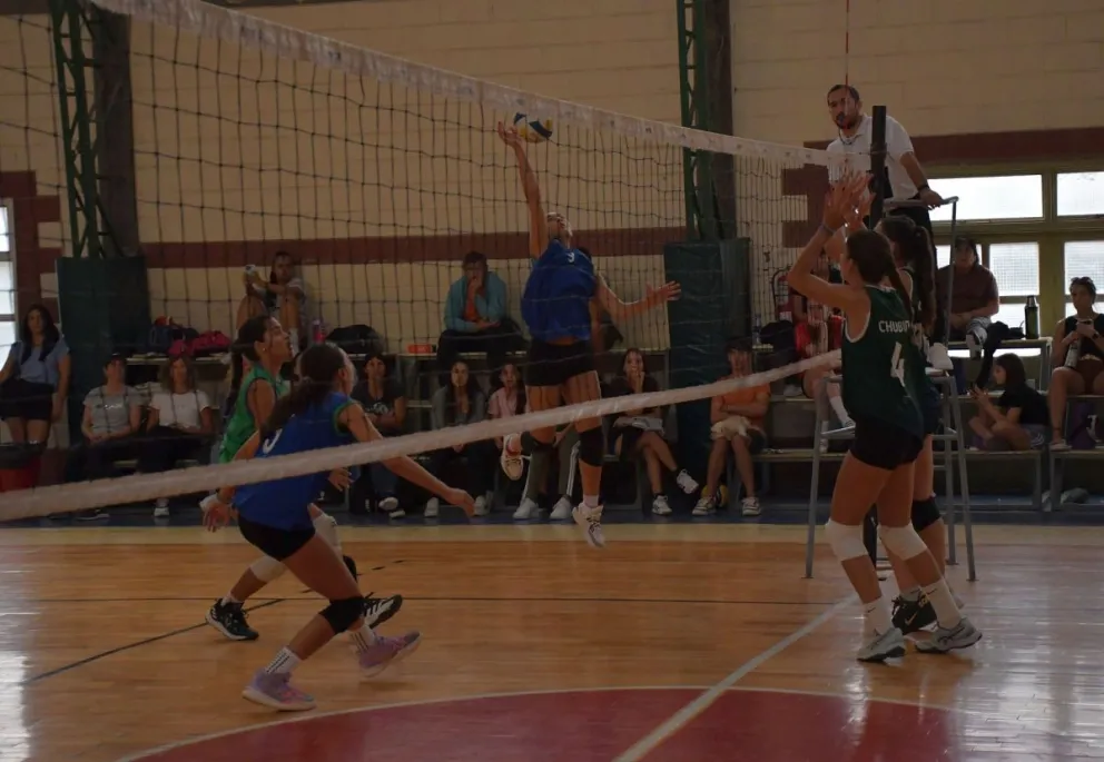 Selecciones chubutenses de voley participaron de un torneo Preparación en Trelew