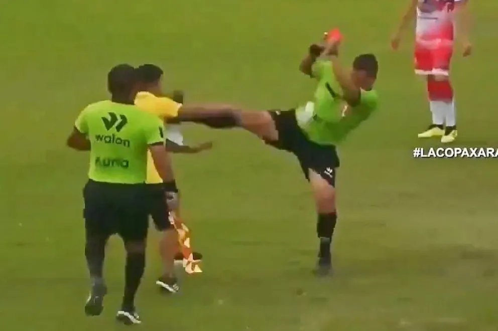 Insólito: un árbitro noqueó de una patada a un ayudante de campo en plena Copa Perú