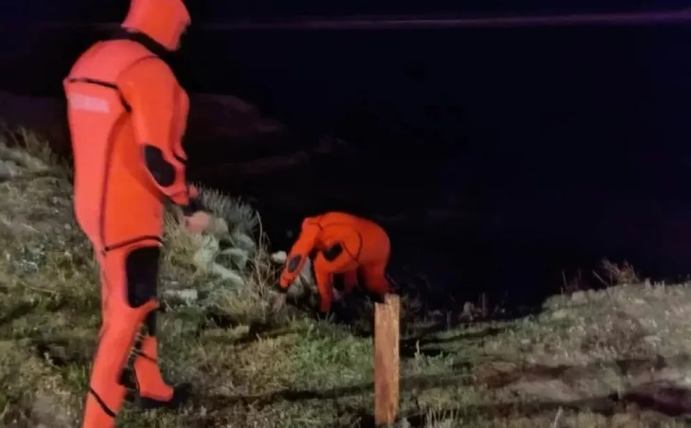 Dramático rescate en Puerto Deseado: un joven fue sacado del agua en estado de shock