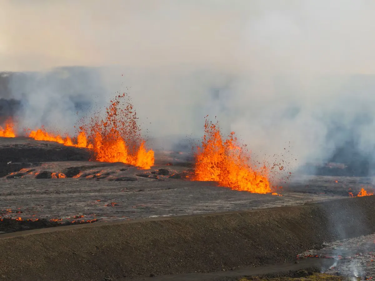 Vista a&eacute;rea de la erupci&oacute;n volc&aacute;nica cerca de la ciudad de Grindavik, en la pen&iacute;nsula de Reykjanes, Islandia, el martes 1 de abril de 2025. (Foto AP/Marco di Marco)