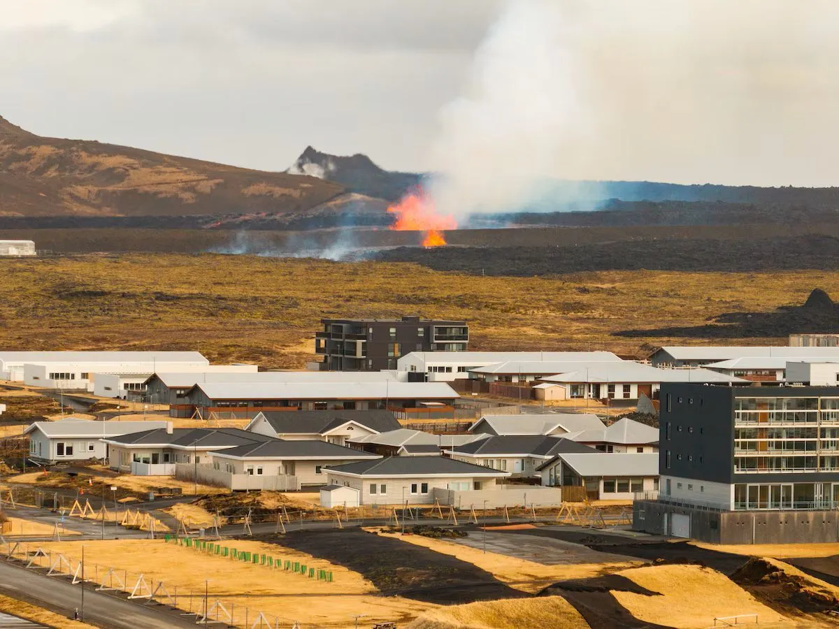 La erupci&oacute;n volc&aacute;nica se ve al fondo cerca de la ciudad de Grindavik, en la pen&iacute;nsula de Reykjanes, Islandia, el martes 1 de abril de 2025. (Foto AP/Marco di Marco)