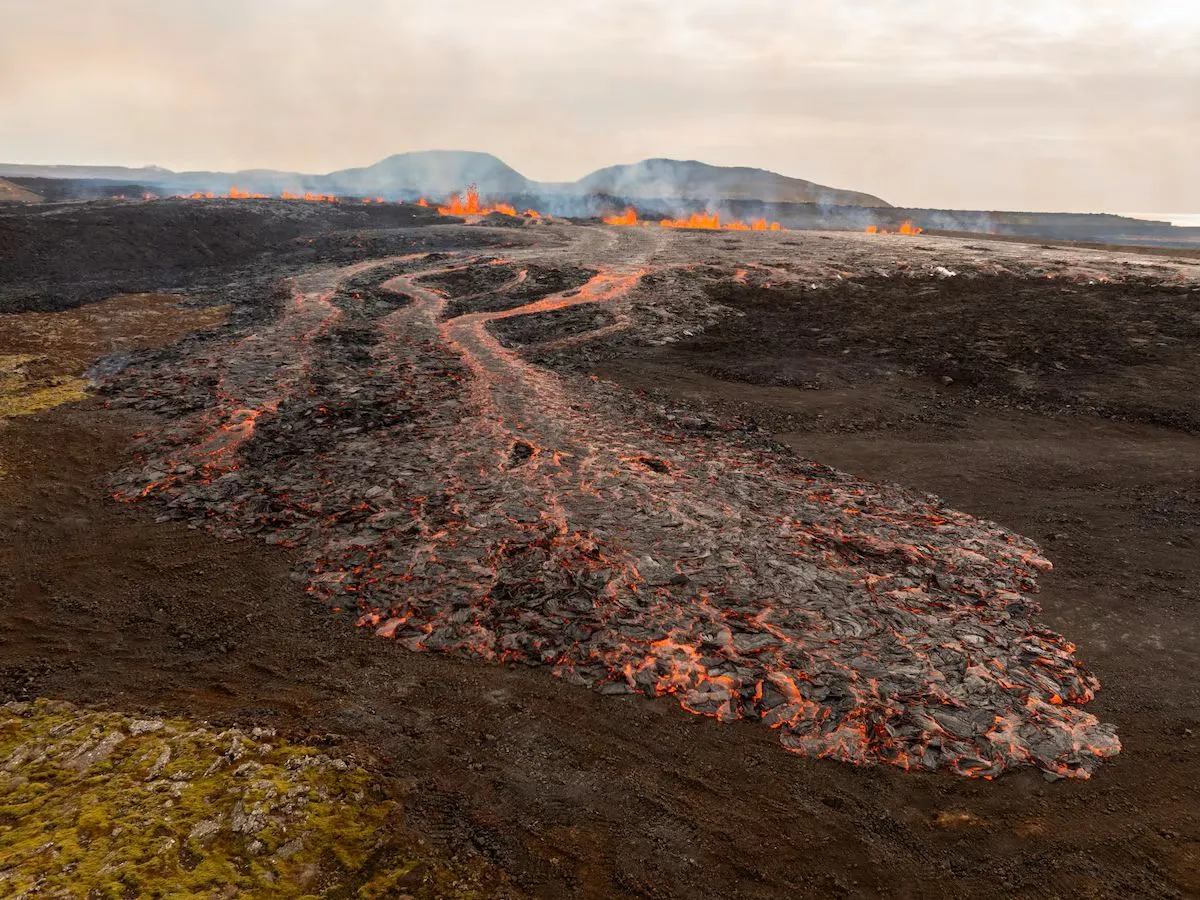 Vista a&eacute;rea de la erupci&oacute;n volc&aacute;nica cerca de la ciudad de Grindavik, en la pen&iacute;nsula de Reykjanes, Islandia, el martes 1 de abril de 2025. (Foto AP/Marco di Marco)