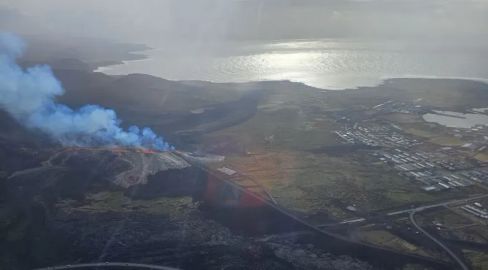 Nueva erupción volcánica en Islandia obliga a evacuar la ciudad pesquera de Grindavik y el turístico balneario Laguna Azul  