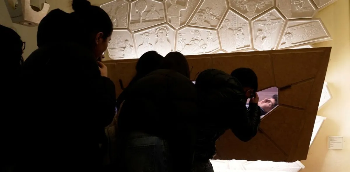 Fieles rinden homenaje ante la tumba de Carlo Acutis. Foto: AP Photo/Gregorio Borgia. 