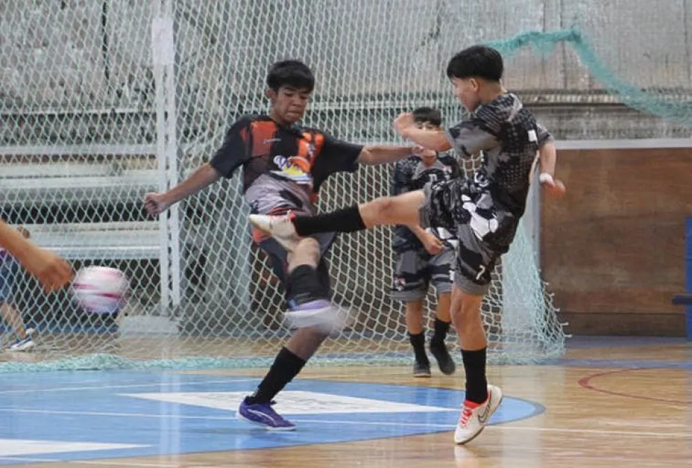 Victorias y liderazgo para Titanes Negro y Lanús A