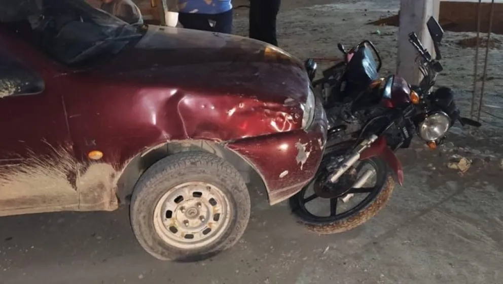 Neuquén: Un adolescente sin permiso ni seguro chocó a un policía motorizado