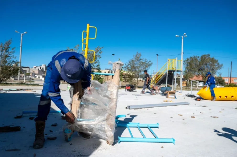 Con la colocación de juegos y la instalación del sistema de riego continúan los trabajos en la plaza del Quirno Costa