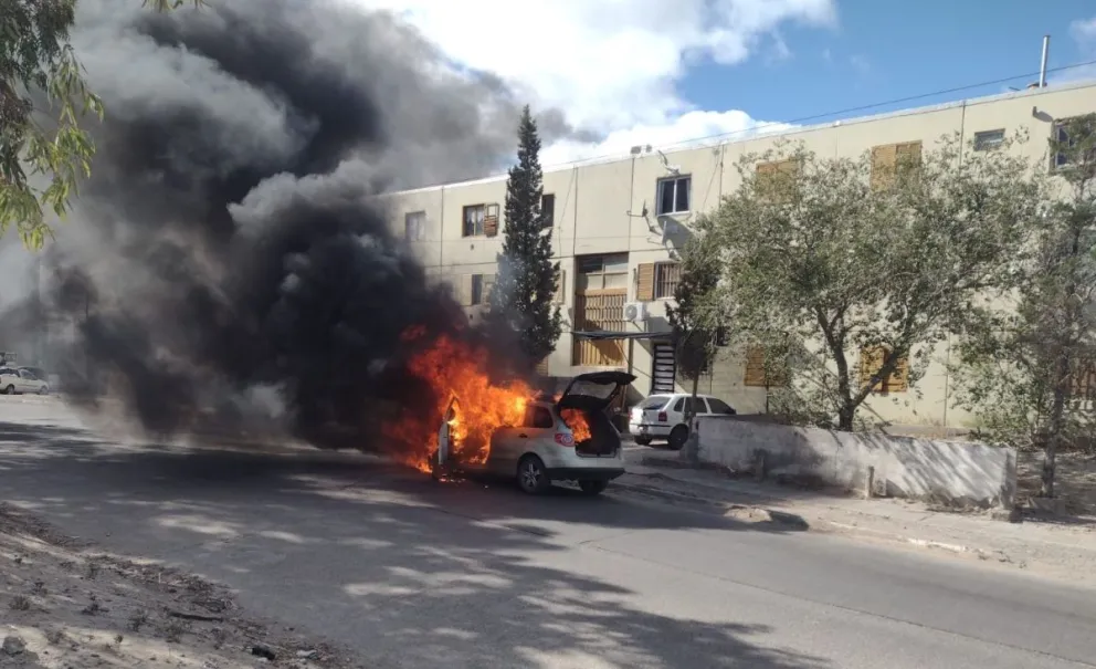 Trelew: en una hora en la zona oeste, se incendió un auto y chocó un motociclista que debió ser hospitalizado