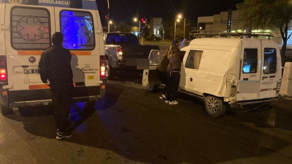 Manejaba borracho y chocó contra un auto estacionado