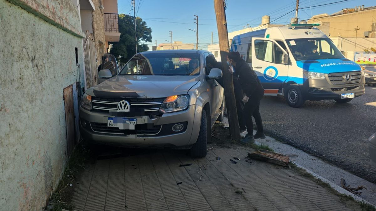 Se descompensó al volante y terminó sobre la vereda