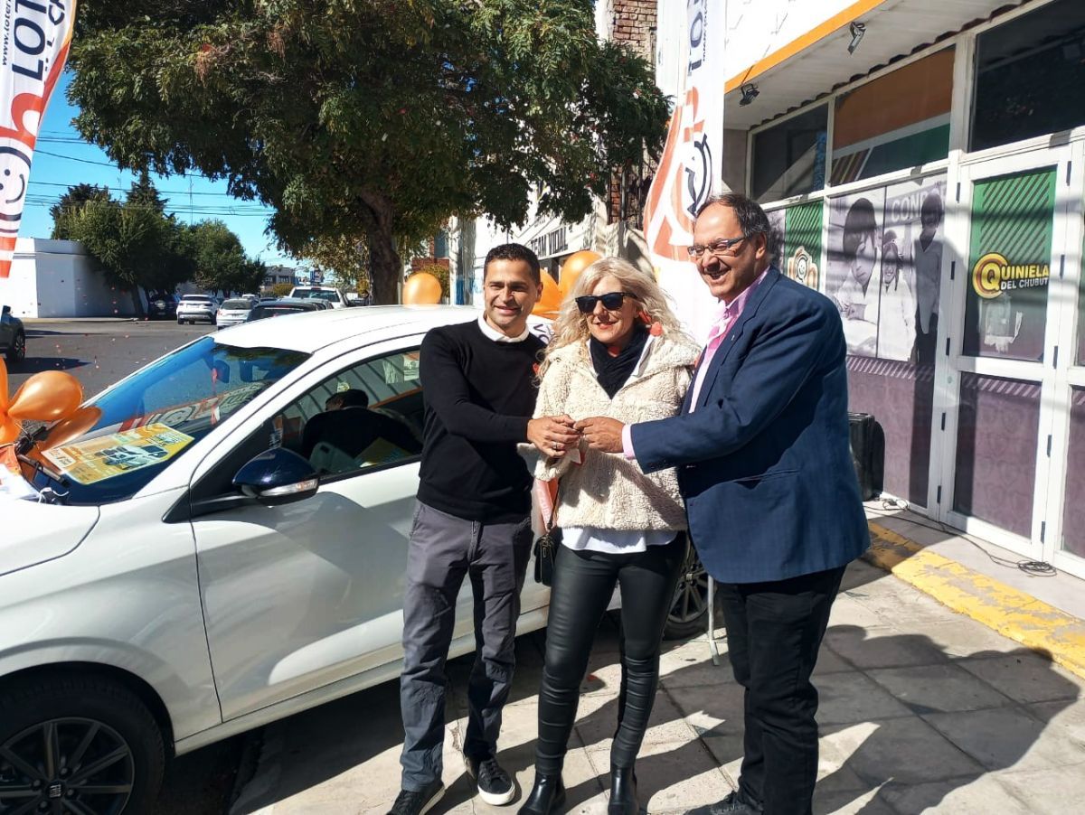 Lotería del Chubut entregó un automóvil 0 Km a vecina de Rawson