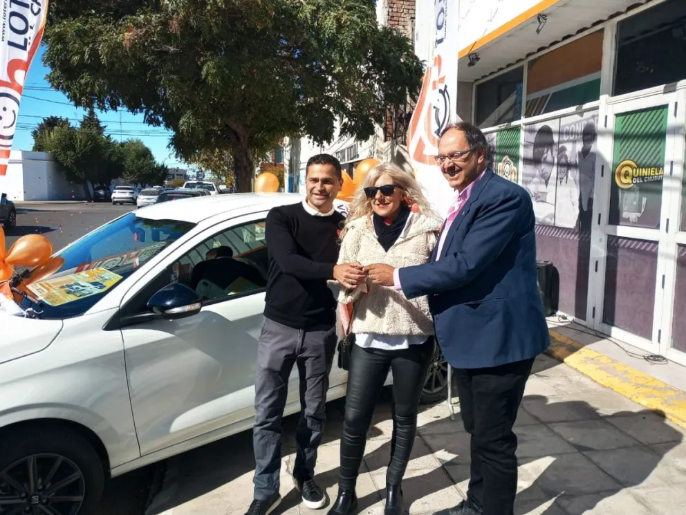 Lotería del Chubut entregó un automóvil 0 Km a vecina de Rawson