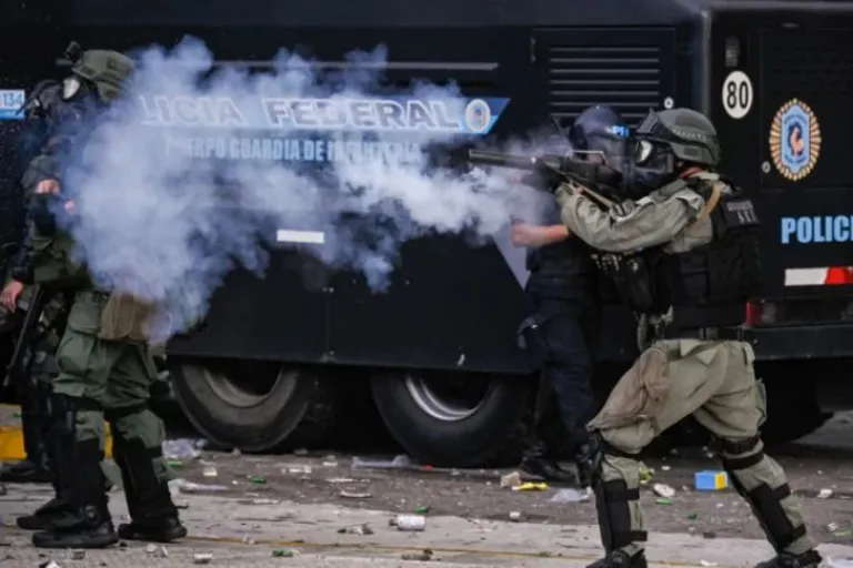 Las fotos que tom&oacute; Kaloian Santos Cabrera del gendarme que dispar&oacute; a Pablo Grillo.