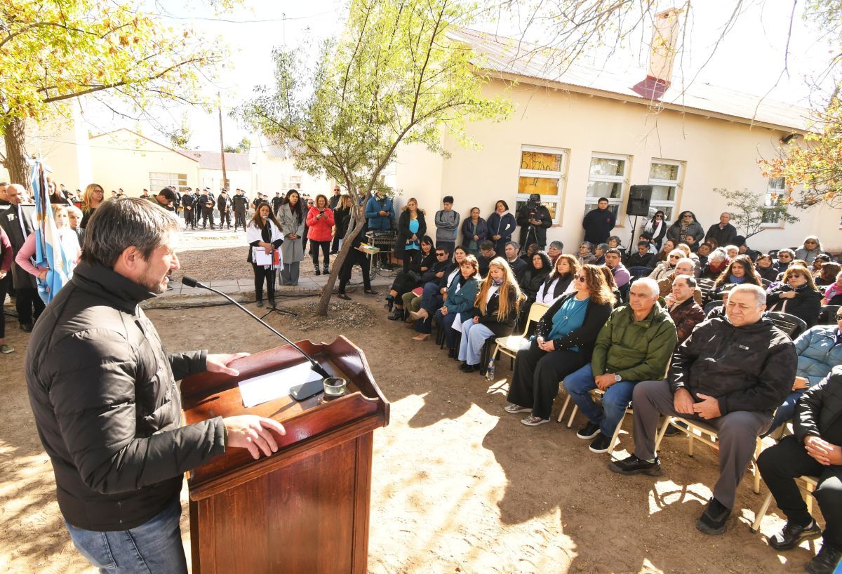 Emotivo homenaje en Trelew: inauguraron el mástil de la Escuela N° 608 y recordaron la gesta de Malvinas