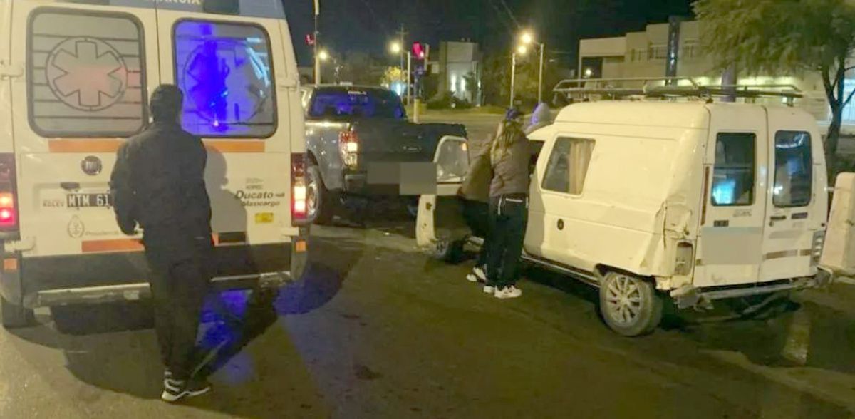 En Rawson, motociclista atropelló a mujer y huyó, y en Trelew conductor ebrio chocó vehículo detenido en un semáforo