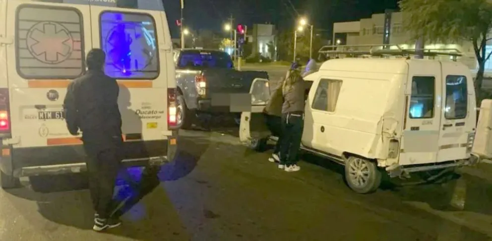 En Rawson, motociclista atropelló a mujer y huyó, y en Trelew conductor ebrio chocó vehículo detenido en un semáforo