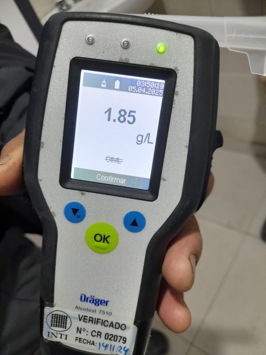 Conductor ebrio detenido tras cruzar semáforo en rojo en el barrio Roca