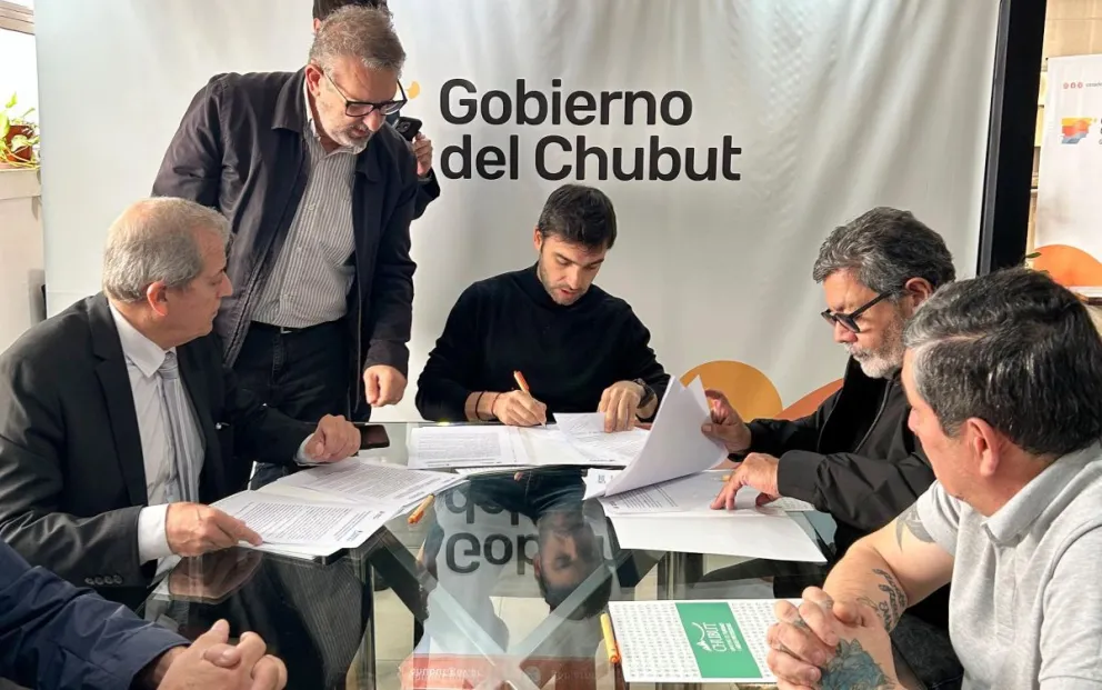 Torres firmó un convenio con la UOCRA para promover la formación profesional de los chubutenses en el sector de la construcción
