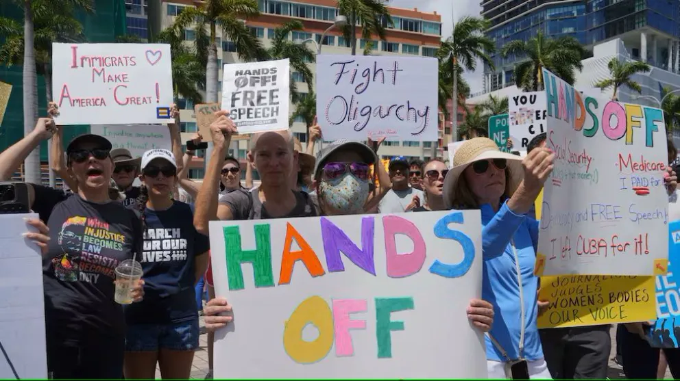 Protesta masiva en EE.UU. contra las políticas de Donald Trump: “¡Manos Fuera!”  