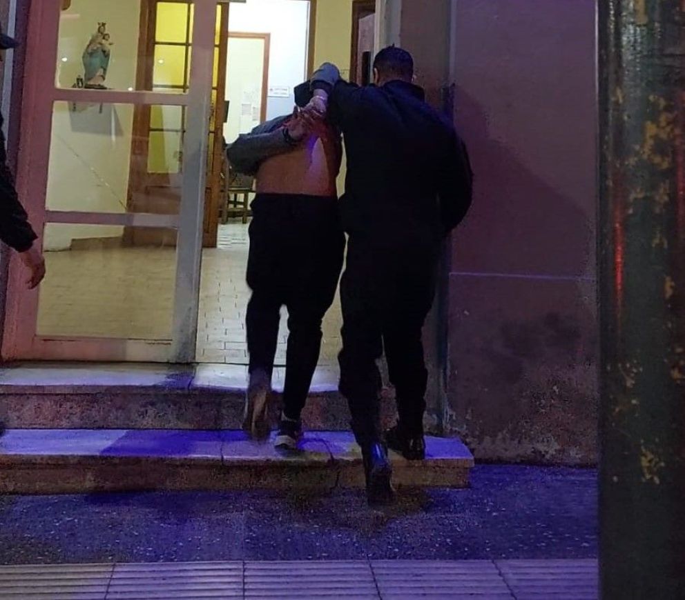 Intentó robar en pleno centro y fue sorprendido dentro del auto