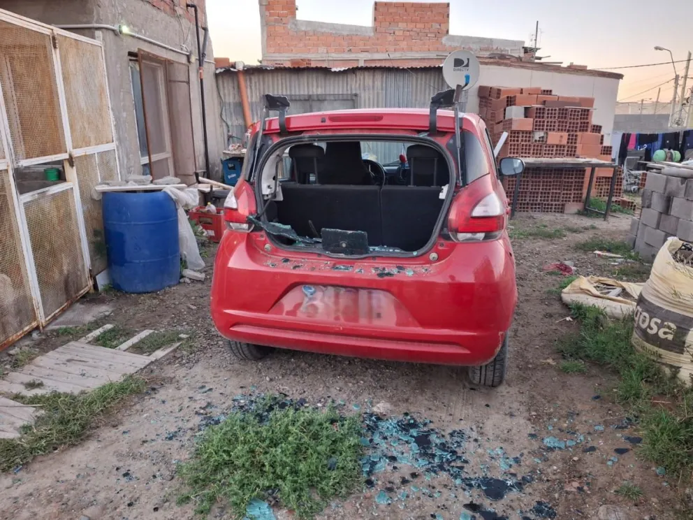 Rompió la luneta de un auto y terminó detenido en San Cayetano