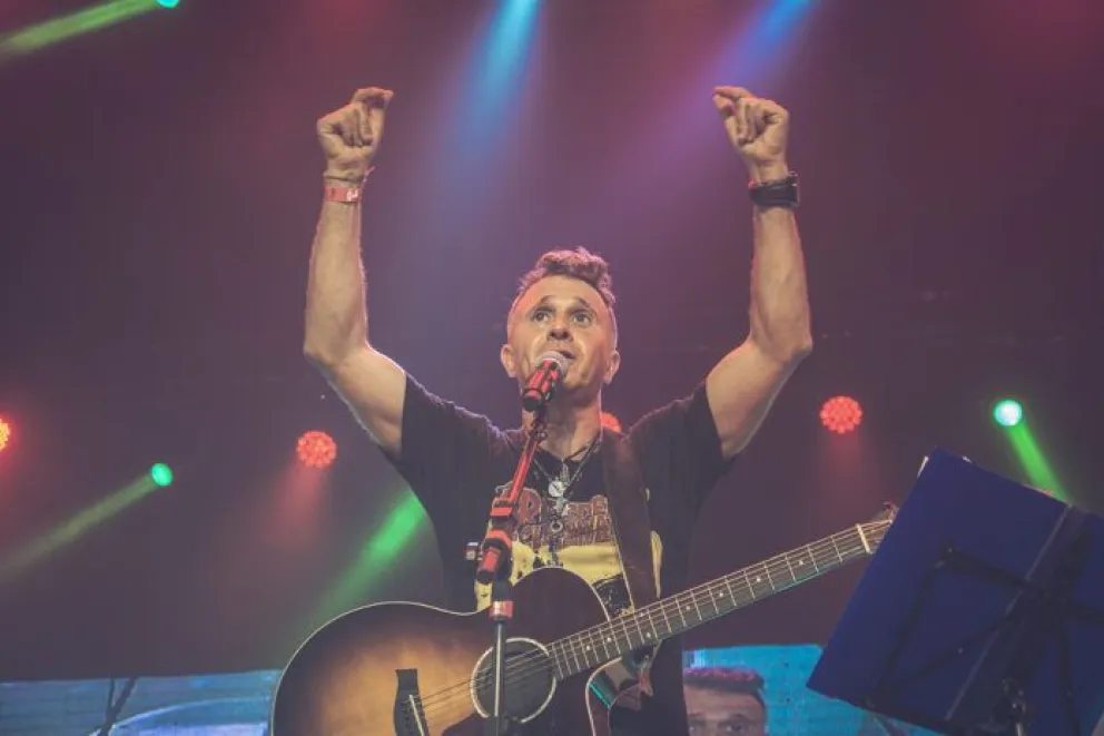 Sergio Lapegüe se presentó junto a "Lapeband" en Comodoro Rivadavia, donde mezclaron rockabilly, blues y rock en el escenario de Festín de Sabores.