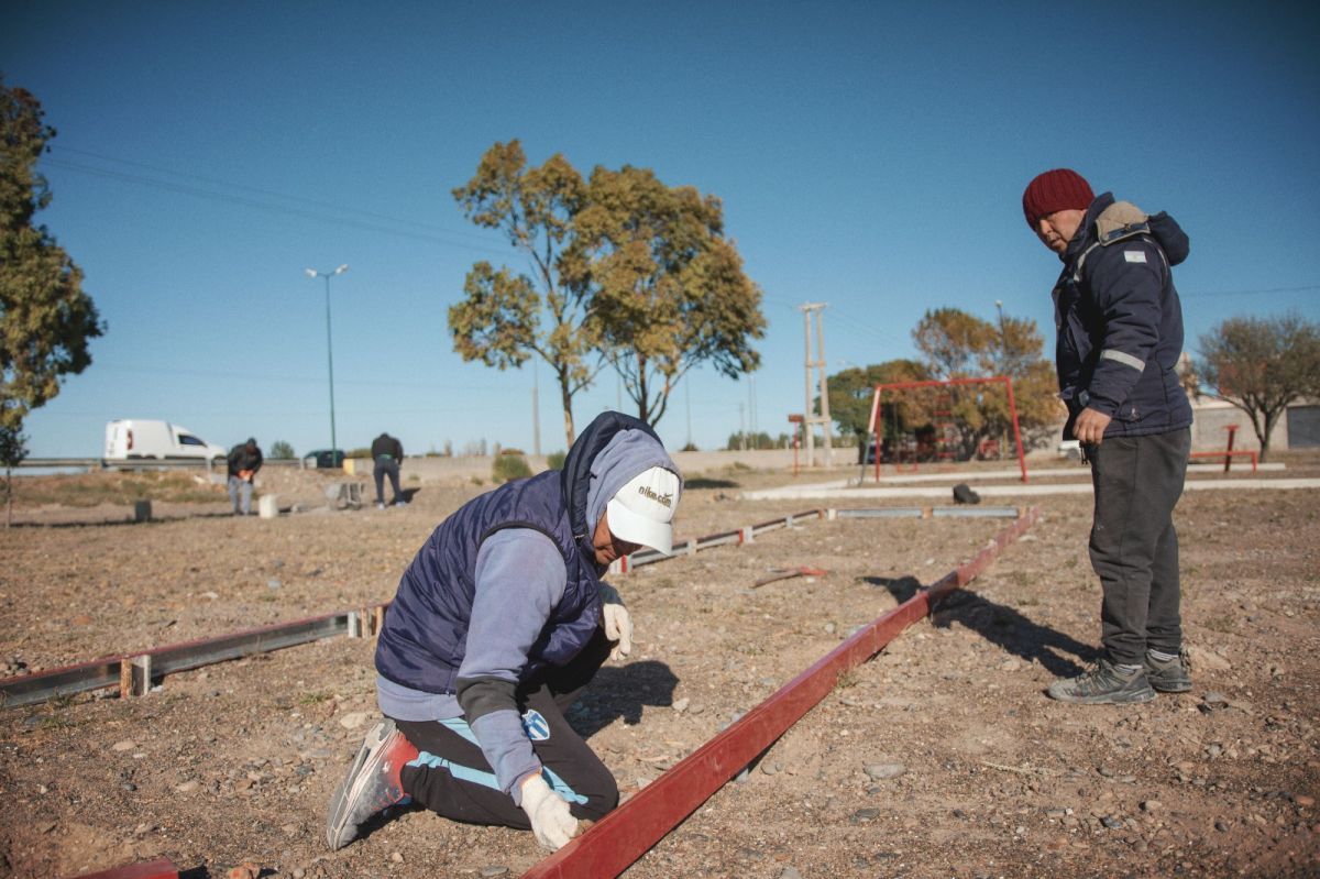 Realizan trabajos de mantenimiento y remodelación en la plaza del Barrio Policial Docente de Rawson