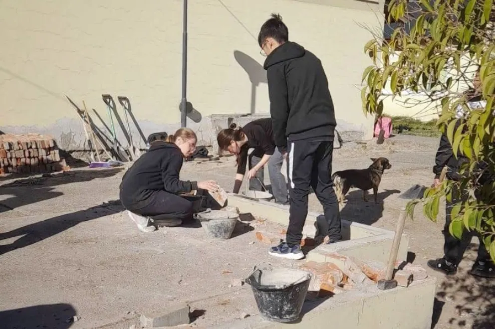 Estudiantes de la Escuela Politécnica Nº 702 de Rawson inician trabajos en casas tuteladas para construir un invernadero