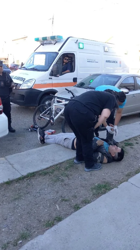 Accidente en bicicleta: un hombre cayó tras resbalar en la calzada mojada