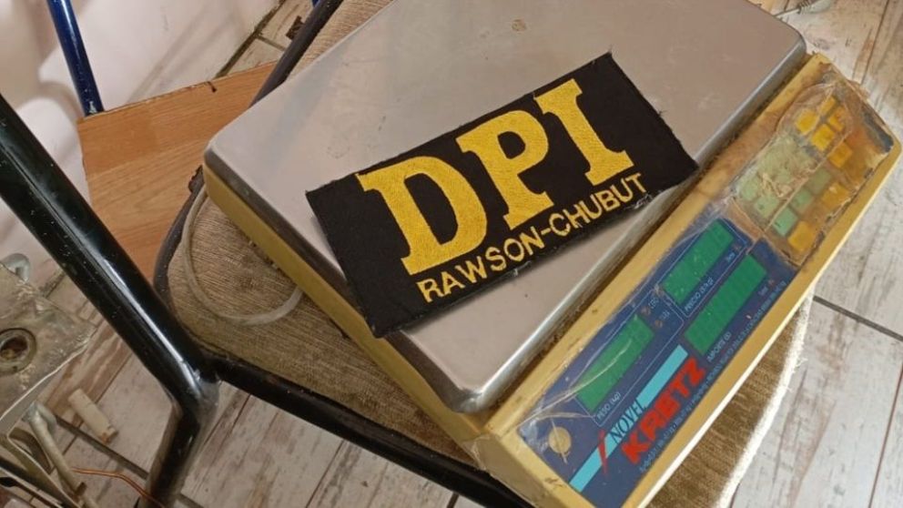 Robó en dos comercios y, tras un allanamiento, le encontraron drogas en su casa