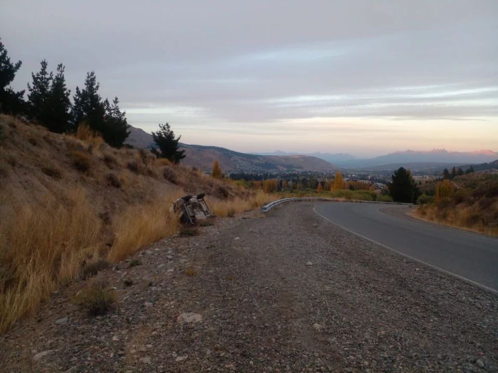Manejaba borracho camino a La Hoya y terminó volcando 